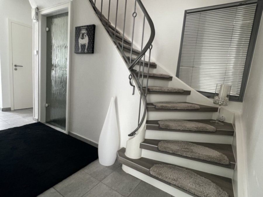 Topsaniertes großzügiges EFH in ruhig gepflegter Lagefür die große Familie