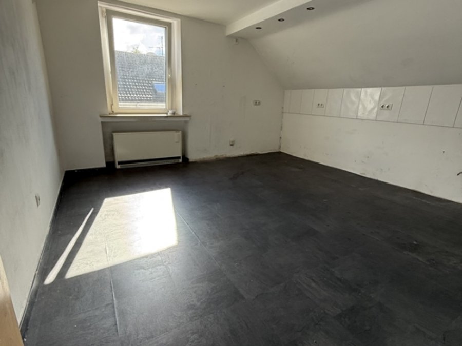 Mehrfamilienhaus mit großemGarten

und Baugrundstück

in SG-Ohligs