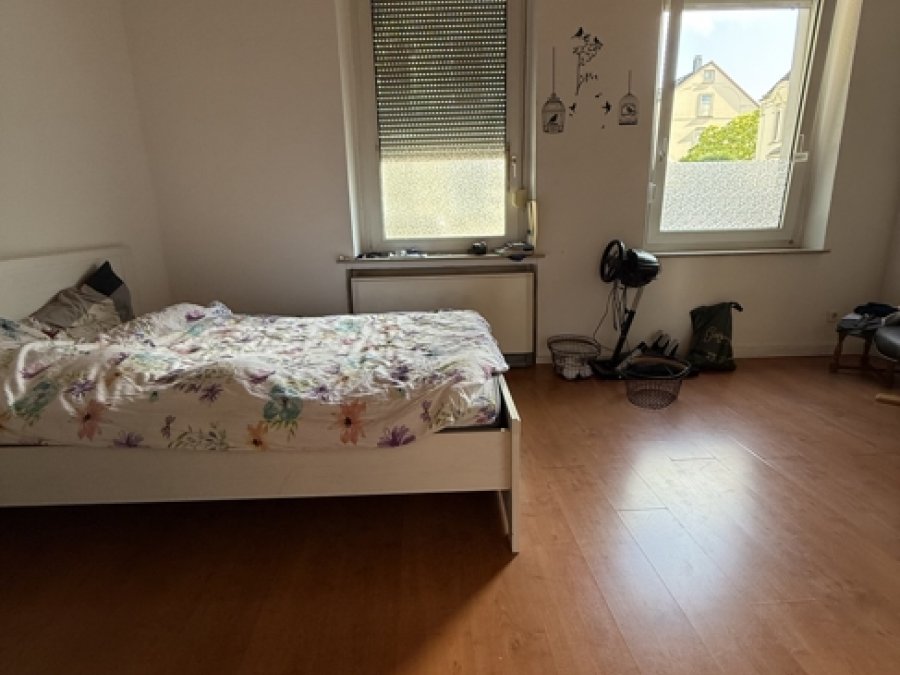 Mehrfamilienhaus mit großemGarten

und Baugrundstück

in SG-Ohligs