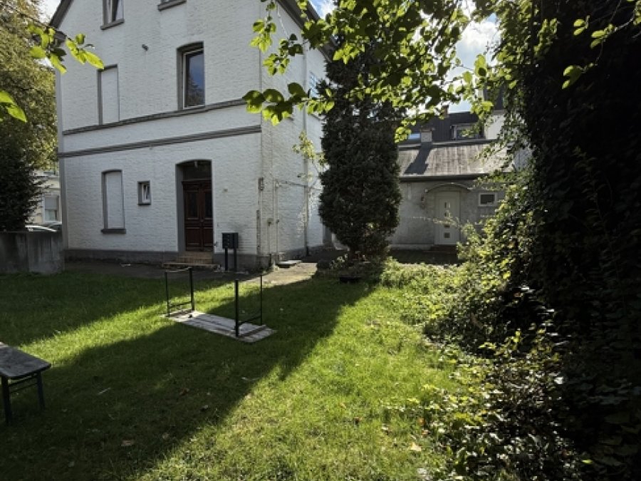 Mehrfamilienhaus mit großemGarten

und Baugrundstück

in SG-Ohligs