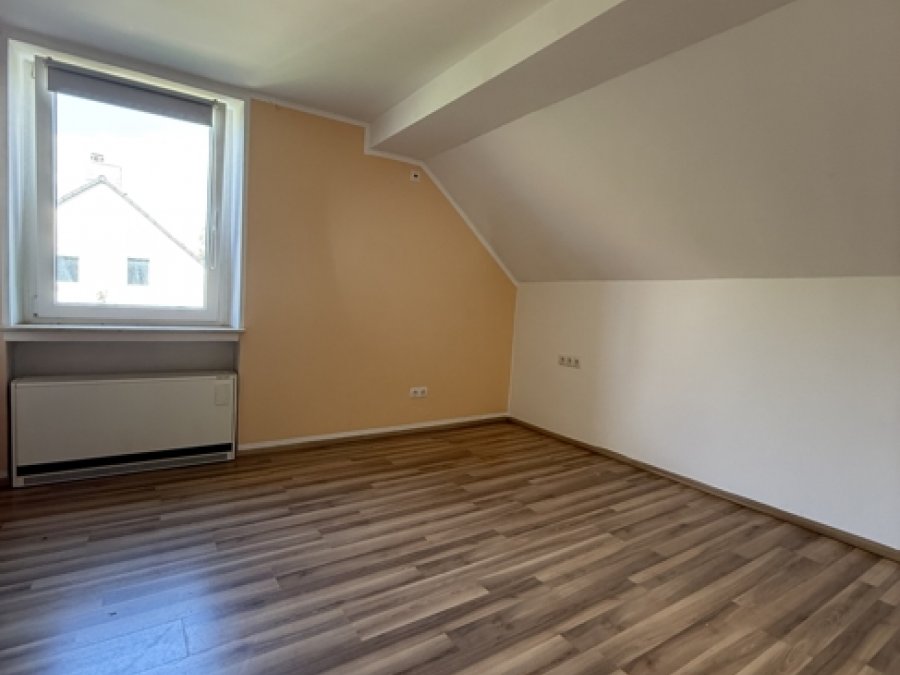 Mehrfamilienhaus mit großemGarten

und Baugrundstück

in SG-Ohligs