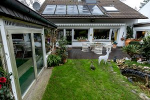 Schwimmbad mit Garten 