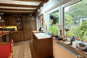 Küche mit Blick in den Garten