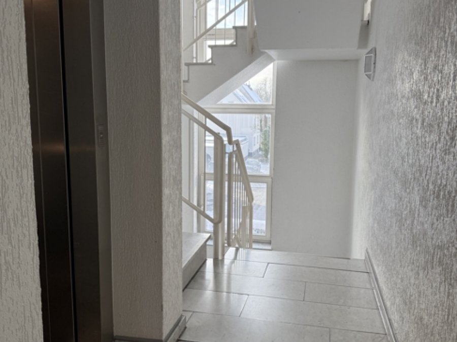 Treppenabgang mit Aufzug