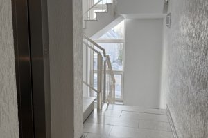 Treppenabgang mit Aufzug