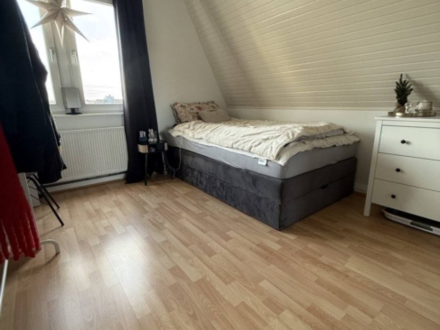 Gepflegtes Drei-Familienhaus

mit zusätzlichem Anbau (181qm)

in ruhiger Seitenstrasse