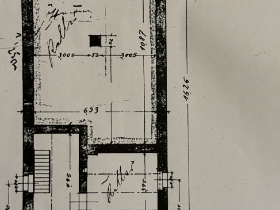 Gepflegtes Drei-Familienhaus

mit zusätzlichem Anbau (181qm)

in ruhiger Seitenstrasse