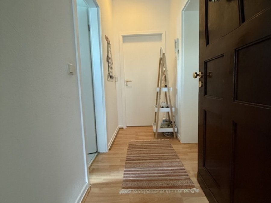 Gepflegtes Drei-Familienhaus

mit zusätzlichem Anbau (181qm)

in ruhiger Seitenstrasse