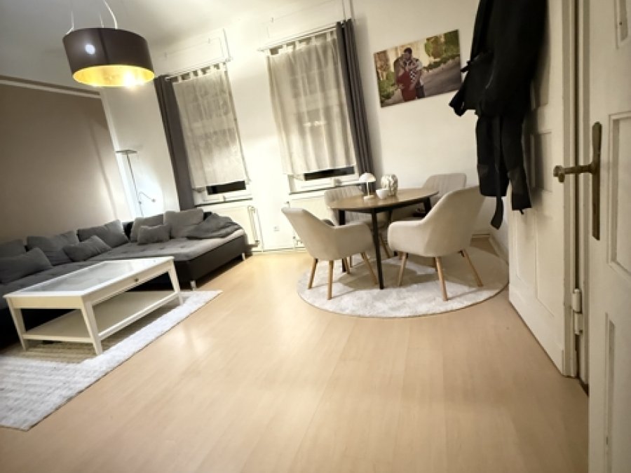 Gepflegtes Drei-Familienhaus

mit zusätzlichem Anbau (181qm)

in ruhiger Seitenstrasse