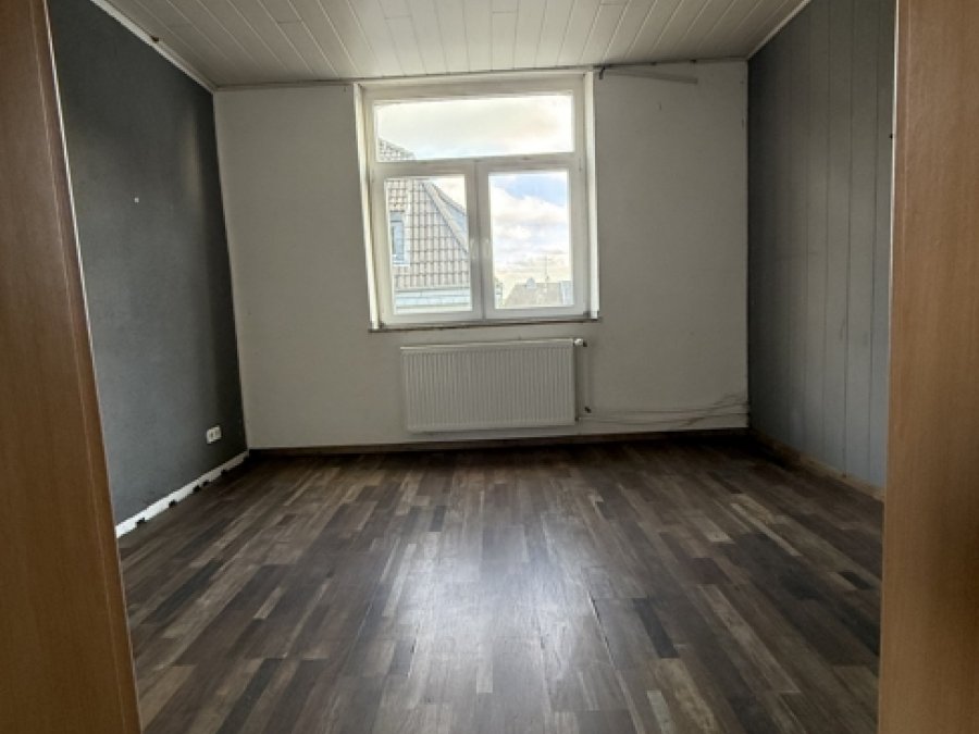 Gepflegtes Drei-Familienhaus

mit zusätzlichem Anbau (181qm)

in ruhiger Seitenstrasse