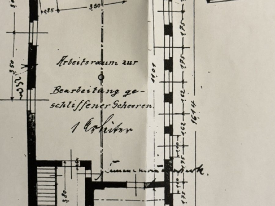 Gepflegtes Drei-Familienhaus

mit zusätzlichem Anbau (181qm)

in ruhiger Seitenstrasse