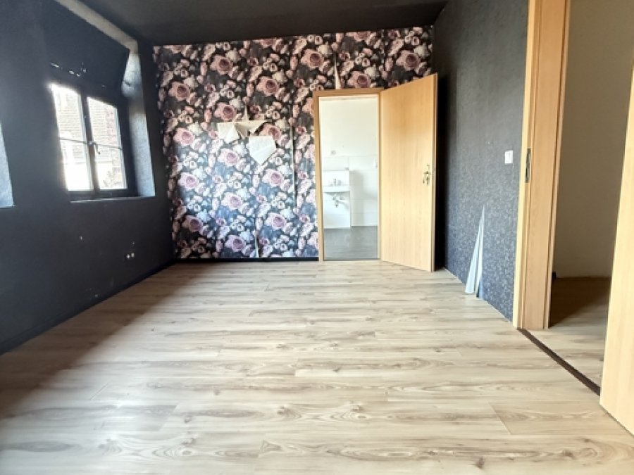 Gepflegtes Drei-Familienhaus

mit zusätzlichem Anbau (181qm)

in ruhiger Seitenstrasse