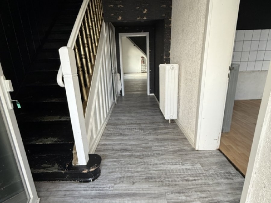 Gepflegtes Drei-Familienhaus

mit zusätzlichem Anbau (181qm)

in ruhiger Seitenstrasse