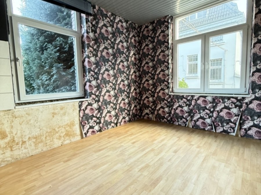 Gepflegtes Drei-Familienhaus

mit zusätzlichem Anbau (181qm)

in ruhiger Seitenstrasse