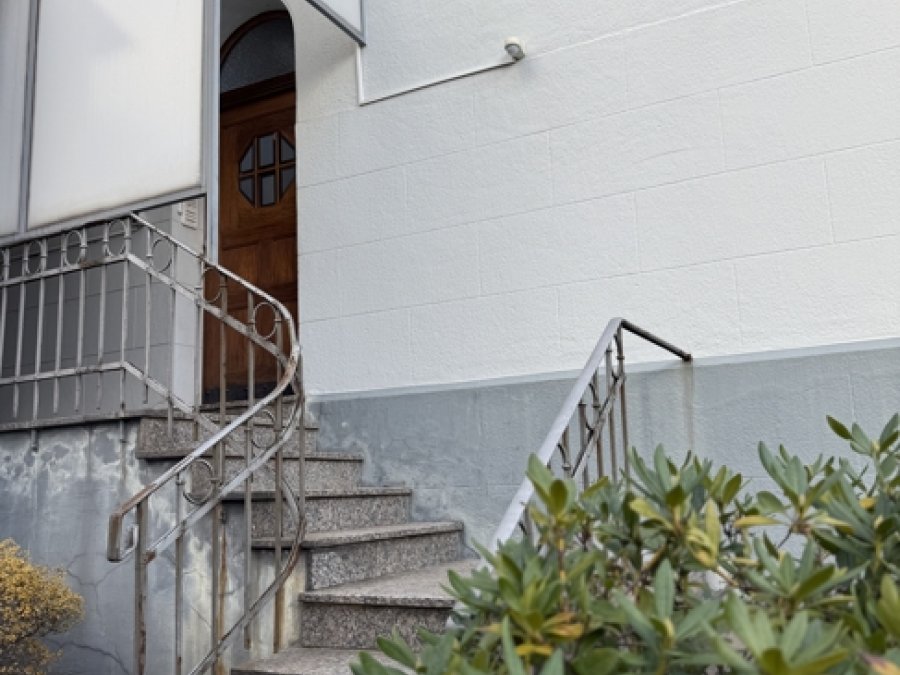 Gepflegtes Drei-Familienhaus

mit zusätzlichem Anbau (181qm)

in ruhiger Seitenstrasse