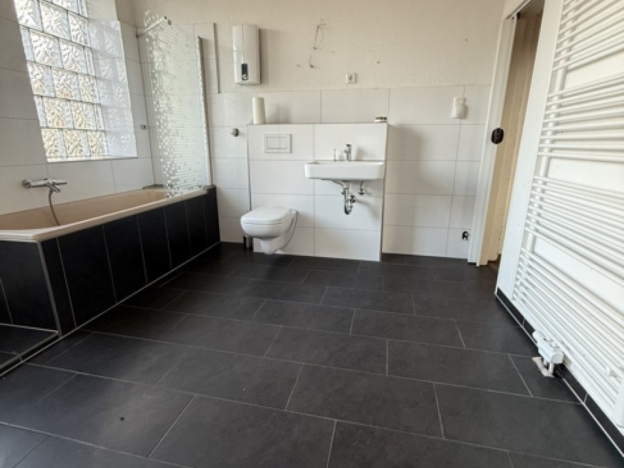 Gepflegtes Drei-Familienhaus

mit zusätzlichem Anbau (181qm)

in ruhiger Seitenstrasse